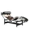 4 Chaise Longue À Reglage Continu di Le Corbusier & Pierre Jeanneret & Charlotte Perriand - Hairyskin*Cassina Outlet
