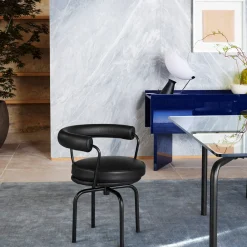 7 Fauteuil Tournant #1, di Charlotte Perriand/Collezione Lc - Struttura e pelle nera*Cassina Best