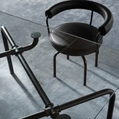 7 Fauteuil Tournant #1, di Charlotte Perriand/Collezione Lc - Struttura e pelle nera*Cassina Best
