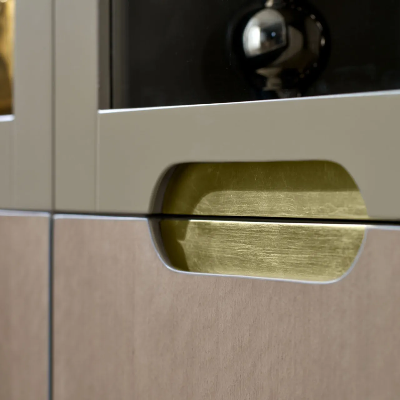 Armadio frontale in vetro beige della collezione Studio Privè*Guerra Vanni