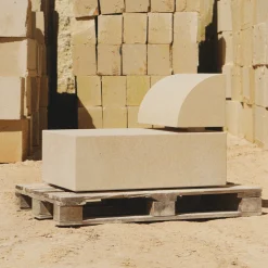 Chaise Longue Fattidipietra A in pietra per interni/esterni di Gumdesign*Pimar Limestone Best