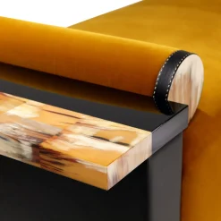 Chaise Lounge Egon in velluto giallo con dettagli in pelle e corno*Arcahorn Best