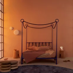 Cima Letto Matrimoniale con Baldacchino in Ferro Blu di Sovrappensiero Design Studio*Lispi Sale