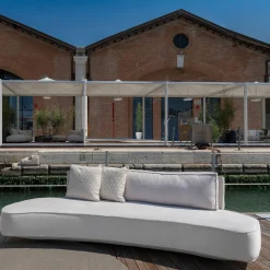 Divano da esterno Cayman Curvo in tessuto bianco con cuscini*Villevenete