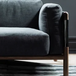 Divano Grigio Urban con Dettagli in Metallo e Struttura in Noce*Giorgetti Best