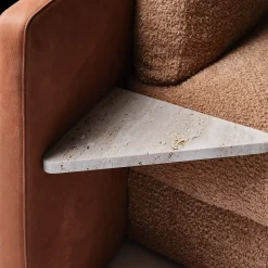 Divano Lilith in tessuto marrone con ripiani integrati*Black Tie New