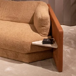 Divano Lilith in tessuto marrone con ripiani integrati*Black Tie New