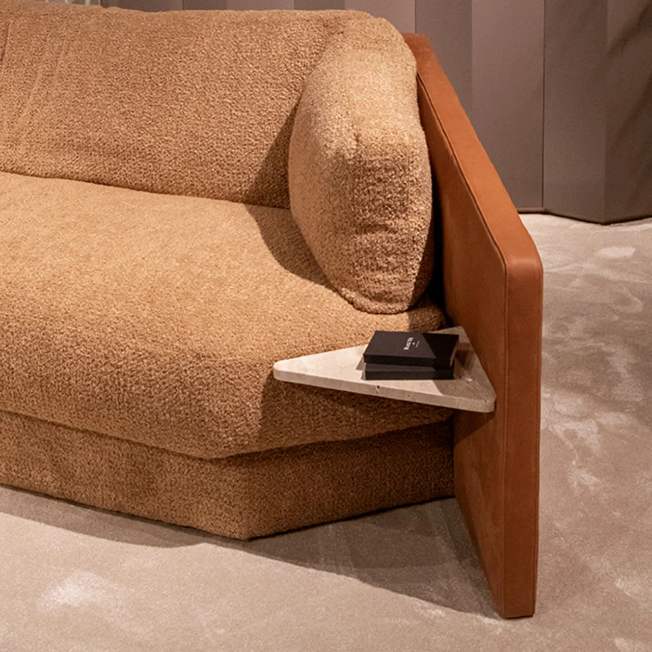 Divano Lilith in tessuto marrone con ripiani integrati*Black Tie New