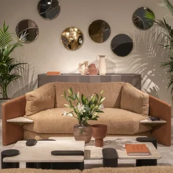 Divano Lilith in tessuto marrone con ripiani integrati*Black Tie New