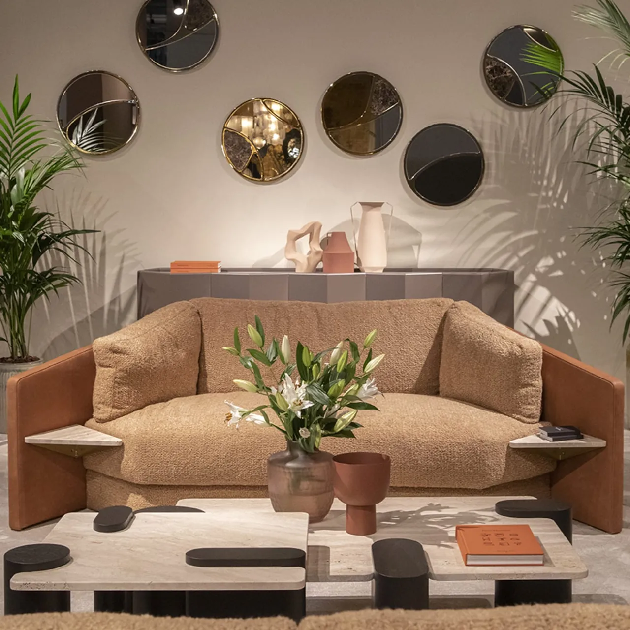 Divano Lilith in tessuto marrone con ripiani integrati*Black Tie New