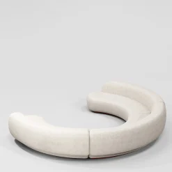 Divano modulare Yamata Curved Pearl Bush bouclé e legno lucido bordeaux di Artefatto Design Studio*Secolo Best