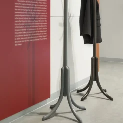 Kleiderständer di Gebrüder Thonet*Gebrüder Thonet Vienna GmbH (GTV) – Wiener GTV Design Clearance