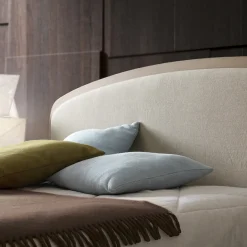 Letto Battlò in legno di noce canaletto con rivestimento in lino*Modesign Online