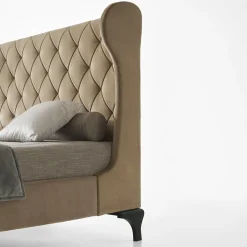 Letto imbottito beige con gambe in legno di faggio*LCI_DECORA Hot