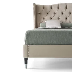 Letto imbottito beige con gambe in legno di faggio e metallo*LCI_DECORA Online