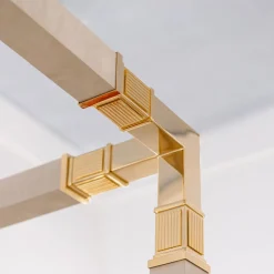 Letto matrimoniale a baldacchino in pelle bianca e bronzo dorato*CG Capelletti