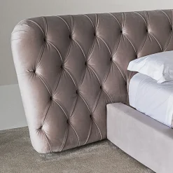 Letto Royale Capitonné in velluto color taupe di Castello Lagravinese*Casamilano