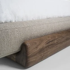 Letto Sospiro in noce massello e tessuto bouclé tortora*Riva 1920 Best