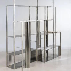 Libreria Colonna in metallo dorato con ripiani in marmo*Nobe Italia