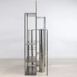 Libreria Colonna in metallo dorato con ripiani in marmo*Nobe Italia