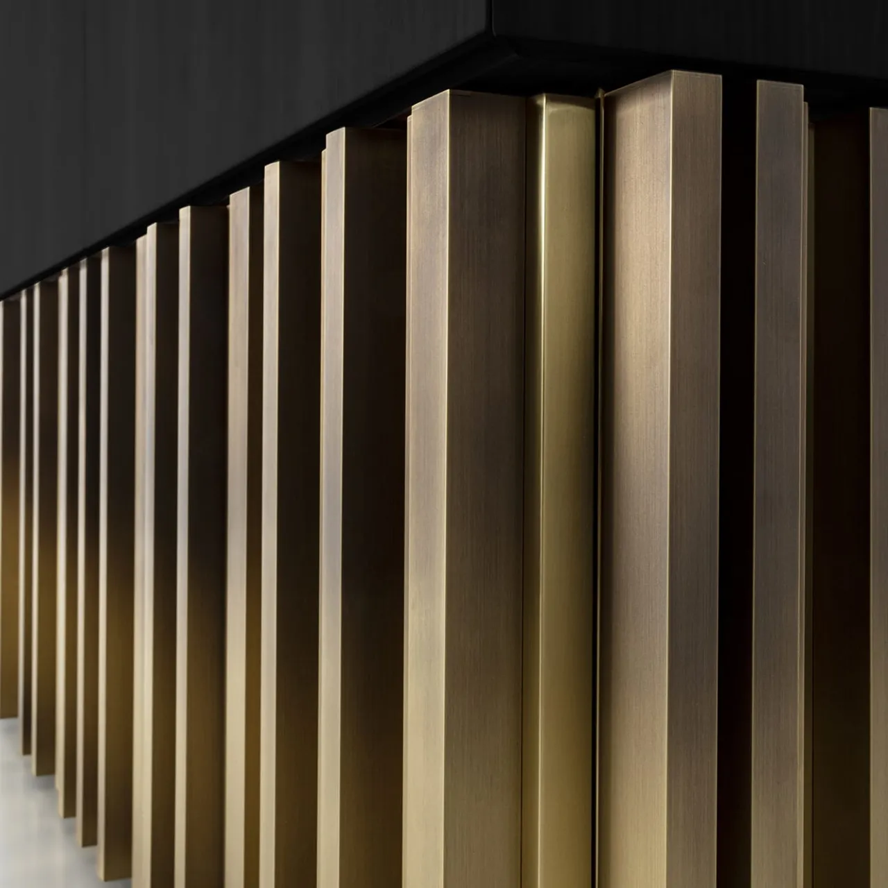 Mirage Vintage con scultura in ottone fatta a mano Credenza nera*Laab Outlet