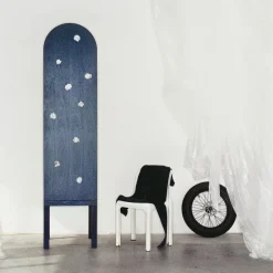 Mobile contenitore blu Blossom con anta singola e inserti in ceramica*Sergio Mannino Studio Best