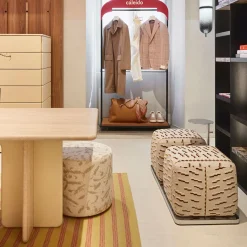 Ottomano BonBon a due posti in tessuto beige con tavolo*Sitia Sale