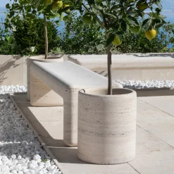 Panca esterna in pietra travertino beige Tinia*Veltha Outdoor Stone Design