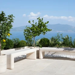 Panca esterna in pietra travertino beige Tinia*Veltha Outdoor Stone Design