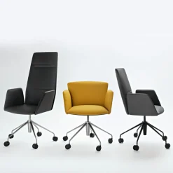 Poltrona girevole Vela Mustard di Lievore Altherr Molina*Tecno Spa