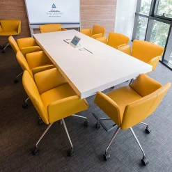 Poltrona girevole Vela Mustard di Lievore Altherr Molina*Tecno Spa