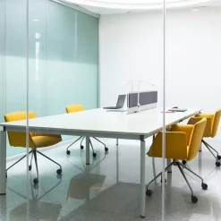 Poltrona girevole Vela Mustard di Lievore Altherr Molina*Tecno Spa