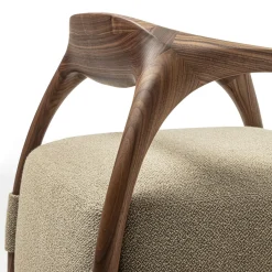 Poltrona in legno massiccio Chassis Canaletto Noce e rivestimento in tessuto*Durame New