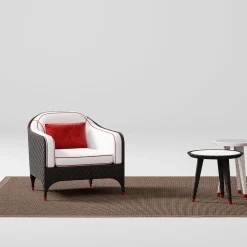 Poltrona nera con cuscini bianchi*CPRN Homood Discount