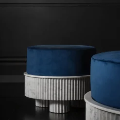 Pouf piccolo Spike in velluto blu e marmo di Carrara di Nick Maltese*Fuda Discount