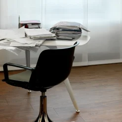 Sedia con rotelle Modus Black con braccioli di Centro Progetti Tecno*Tecno Spa Clearance