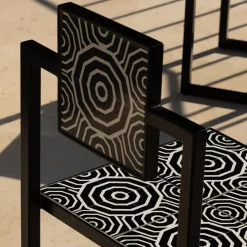 Sedia da esterno Fontelina con piastrelle bianche e nere*Francesco Della Femina Outlet