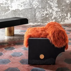 Sedia da salotto Rive in cemento nero*Draga & Aurel New