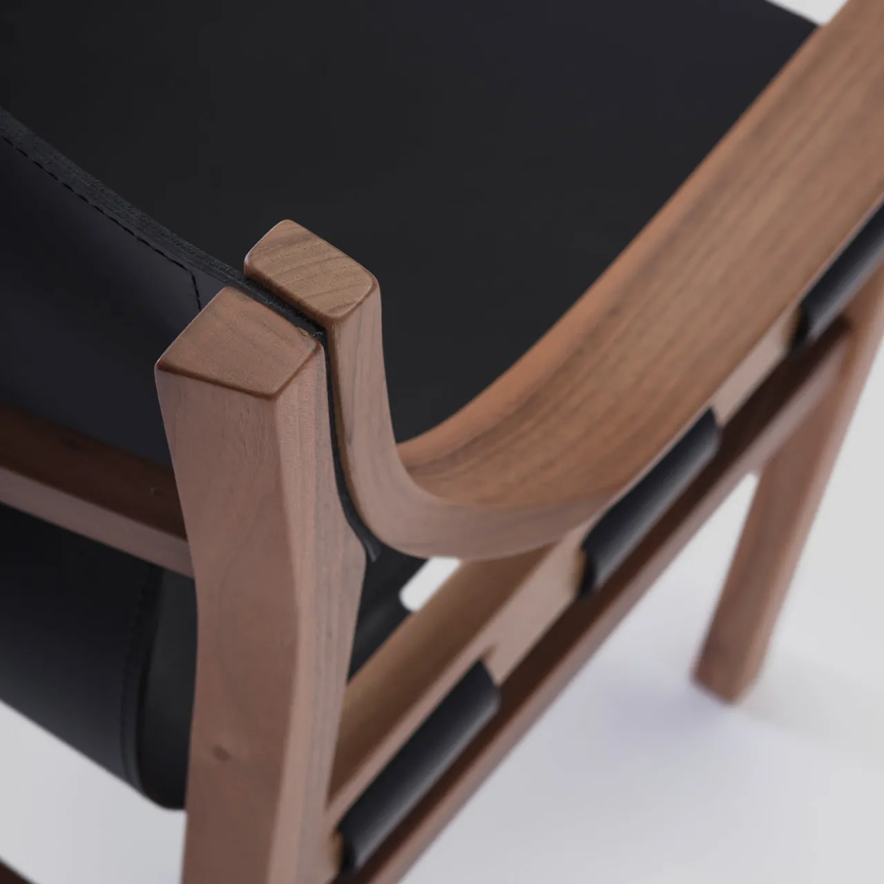 Sedia Old Livoni in pelle nera vintage con struttura in legno di noce di Studio Livoni*Livoni 1895 Online