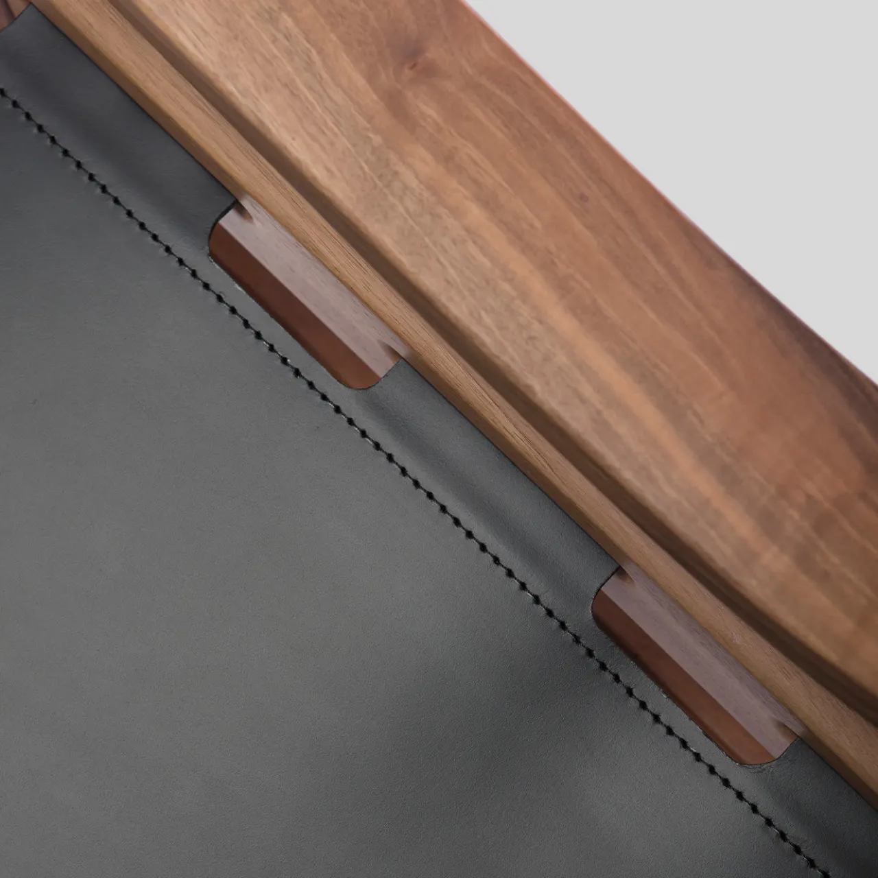 Sedia Old Livoni in pelle nera vintage con struttura in legno di noce di Studio Livoni*Livoni 1895 Online