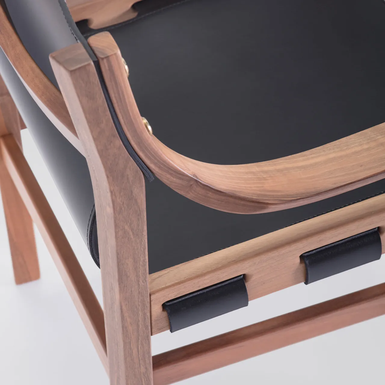 Sedia Old Livoni in pelle nera vintage con struttura in legno di noce di Studio Livoni*Livoni 1895 Online