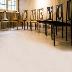 Sedia U imbottita in velluto nero con struttura in ferro*Giulia Ligresti Sale