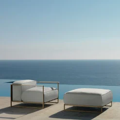 Set Casilda di poltrona e pouf bianchi con struttura dorata*Talenti Best