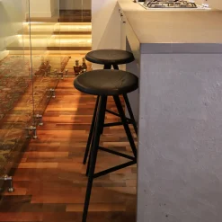 Sgabello Aky 61 Rotondo in Frassino Nero e Metallo di Emilio Nanni*TrabA'