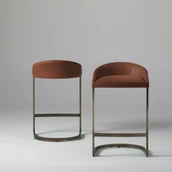 Sgabello alto Sign in pelle marrone con base in ottone finitura bronzo*Emmemobili Clearance
