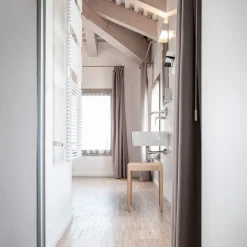 Sgabello basso Shira in Rovere di Lorenz+Kaz*Bedont