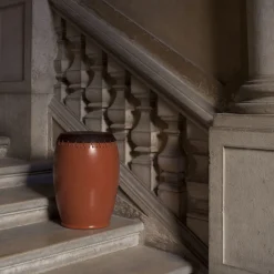 Sgabello Bombo marrone e rosso di Nestor Perkal*Oscar Maschera Online