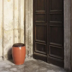 Sgabello Bombo marrone e rosso di Nestor Perkal*Oscar Maschera Online