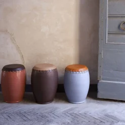 Sgabello Bombo marrone e rosso di Nestor Perkal*Oscar Maschera Online