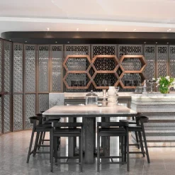 Sgabello Drive in Frassin nero con seduta in pelle di Lorenz+Kaz*Bedont Online